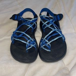 Blue and white straps with a black bottom.